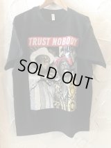THREADE ON DEMAND/TRUST NOBODY S/S T  BLACK