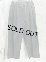 GYMMASTER/KATSURAGI TWO TUCK PANT  CHARCOAL