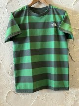 THE NORTH FACE/SS FIELD BORDER T  PINE GREENxGREEN
