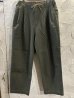 画像2: GYMMASTER/STRETCH TWILL TWO TUCK PANT  OLIVE (2)
