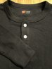 画像4: HANES/THERMAL HENLEY NECK  LS T  BLACK (4)