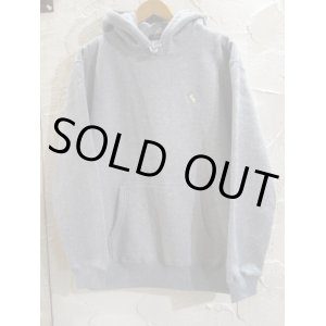 画像: BELIVE/LEFT CHEST PATCH HOODIE TRICERATOPS　GRAY